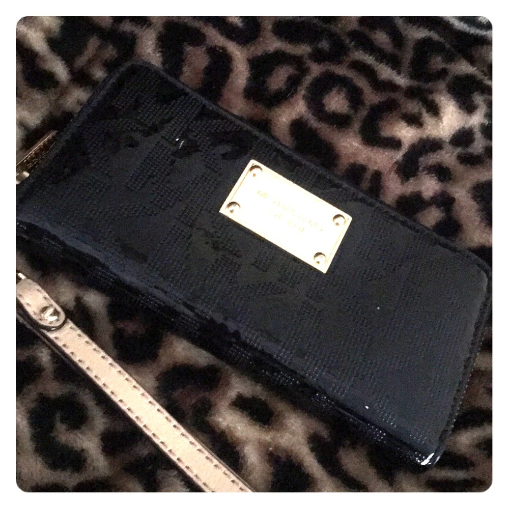 Michael kors wristlet